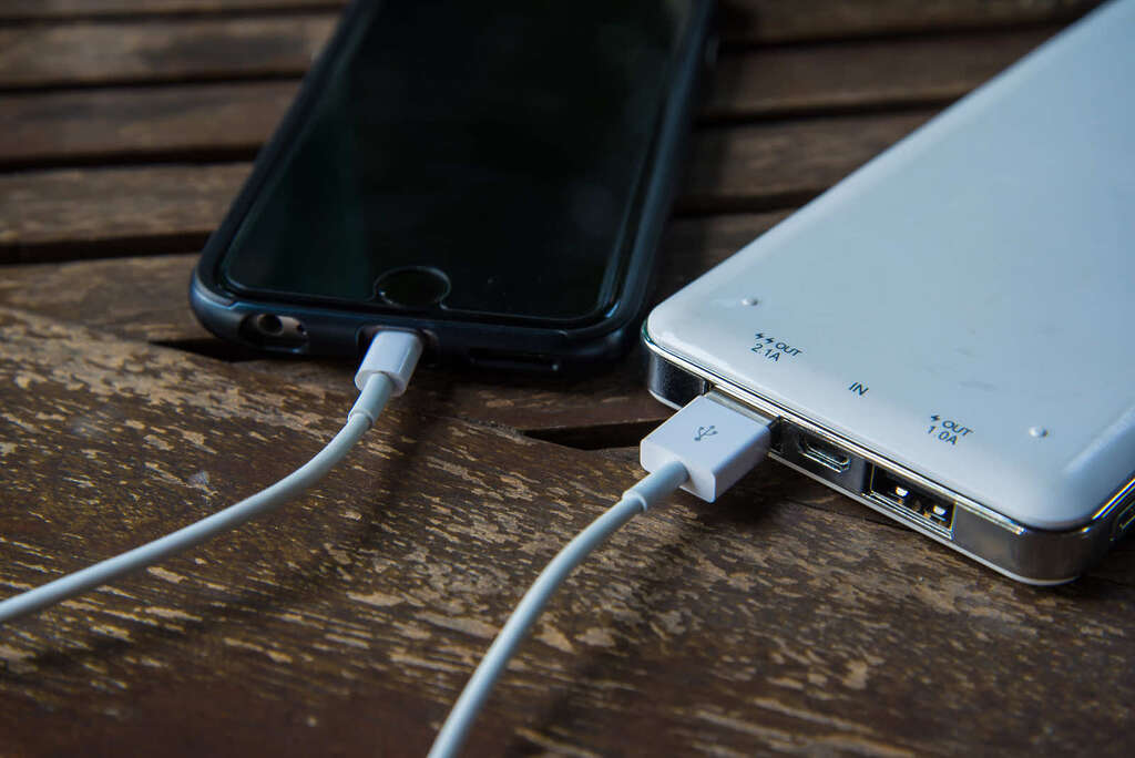 Power Bank charging Phone 1 Power Bank charging Phone 1