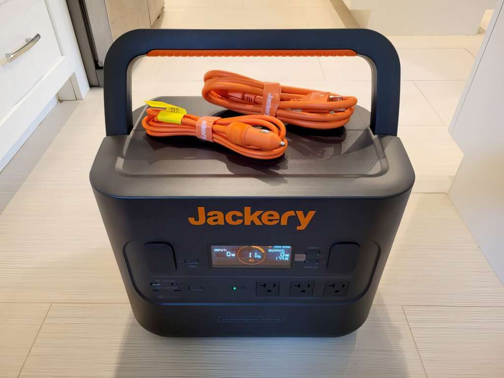 Jackery Explorer 2000 Pro with cable Jackery Explorer 2000 Pro with cable