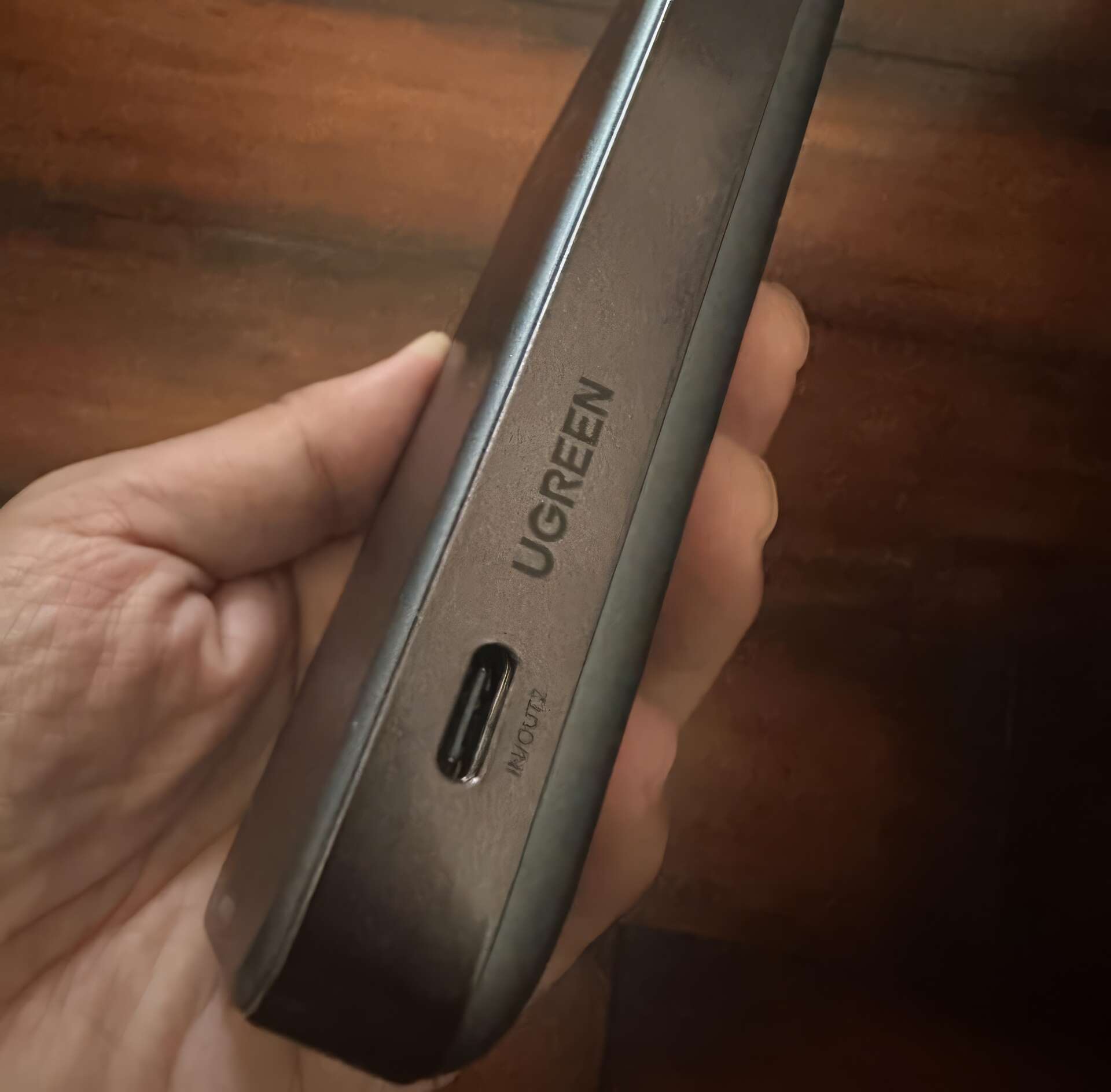 UGREEN 10000mAh PD 20W Magnetic Powerbank side view UGREEN 10000mAh PD 20W Magnetic Powerbank side view