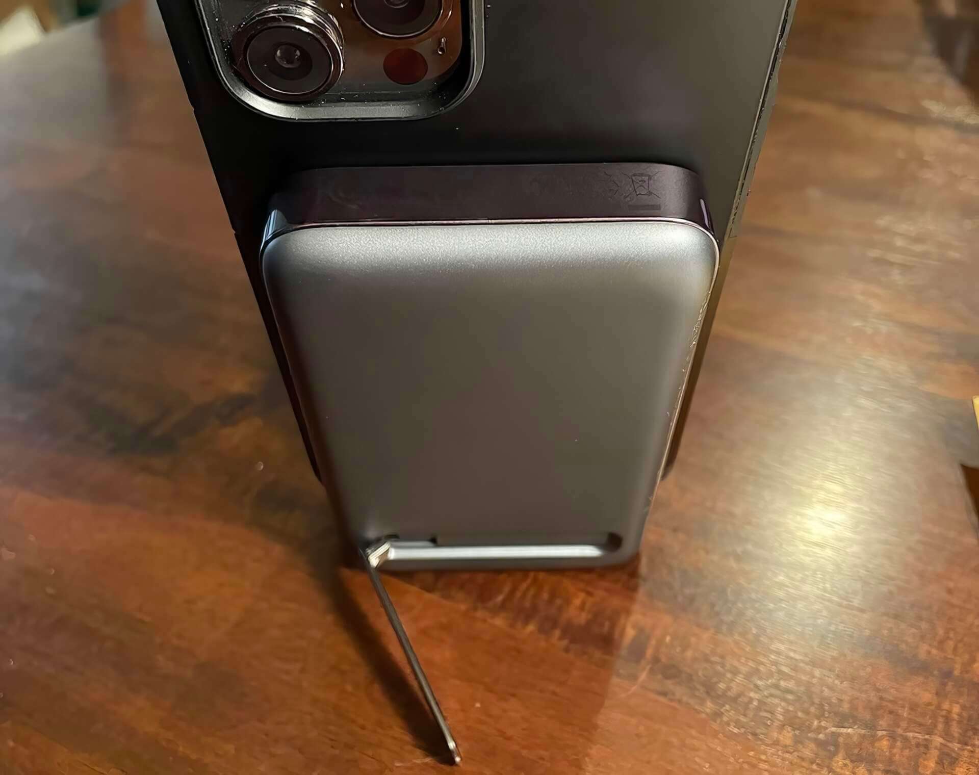 UGREEN 10000mAh PD 20W Magnetic Powerbank with iphone UGREEN 10000mAh PD 20W Magnetic Powerbank with iphone