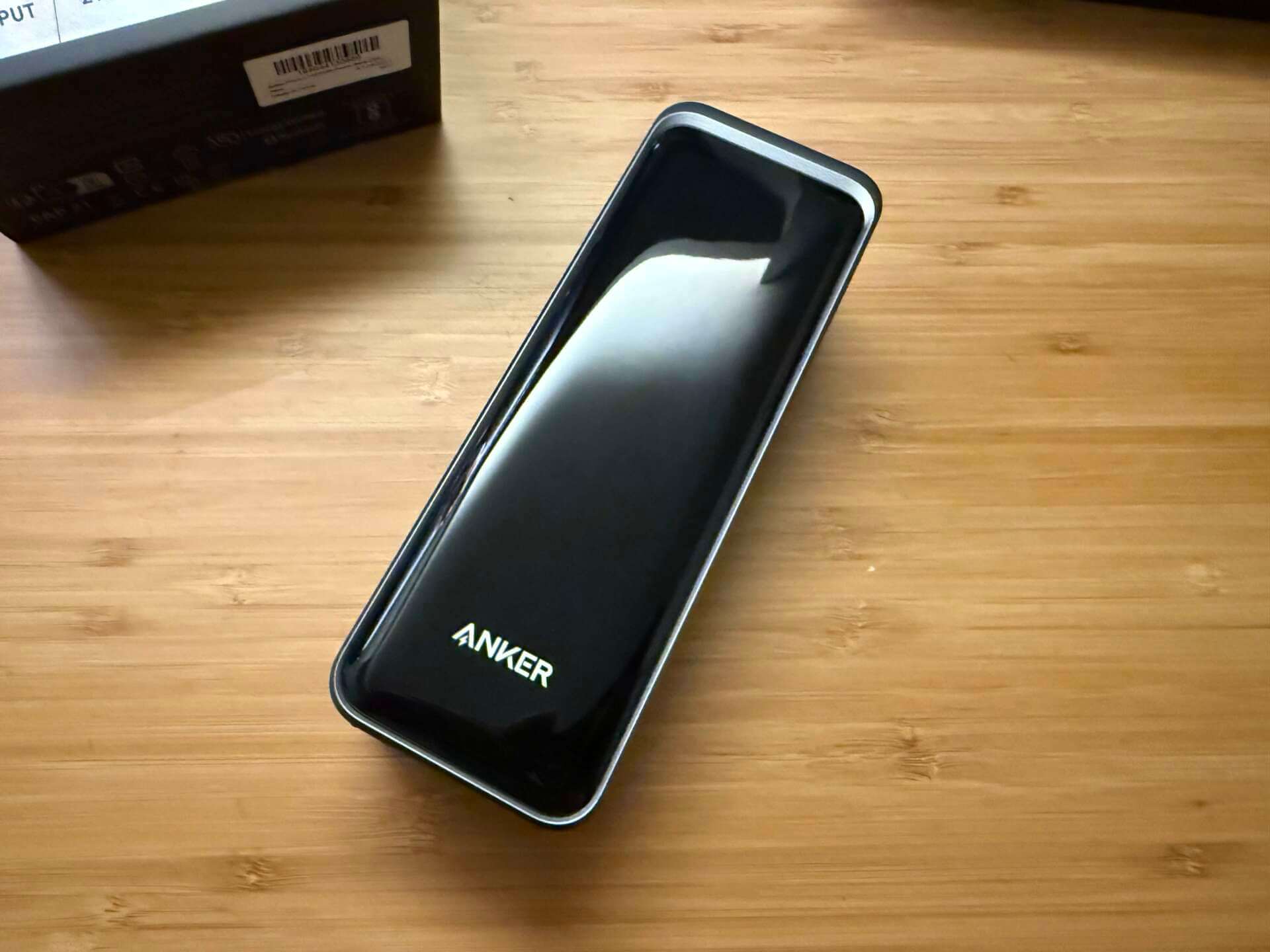 Anker Prime 27.650mAh power bank On table Anker Prime 27.650mAh power bank On table